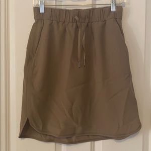 EUC Lululemon khaki skirt size 6